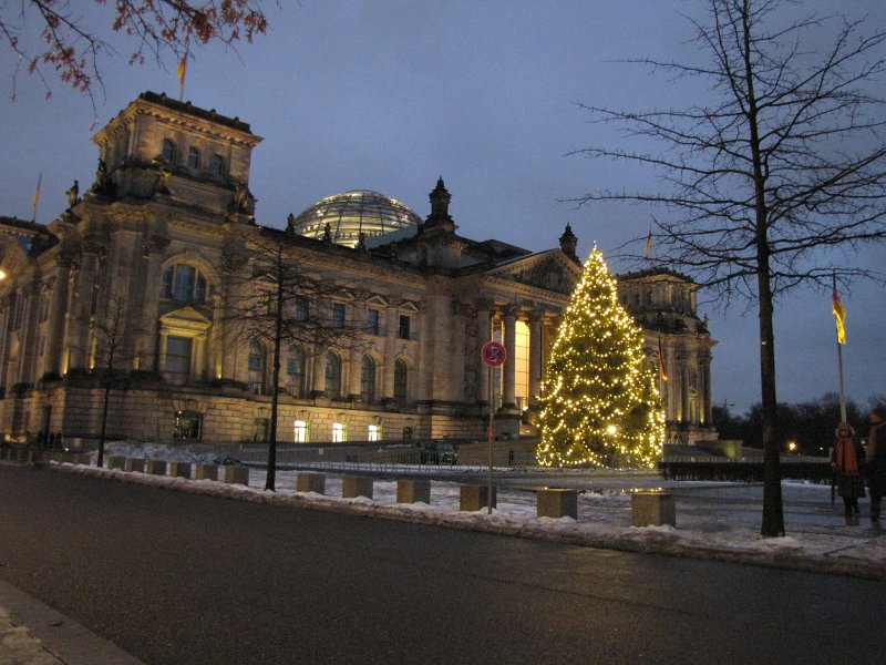 kerstsfeer reichstag.jpg - Als we het gebouw verlaten is het al weer schemerig. De kerstlampjes branden al weer.